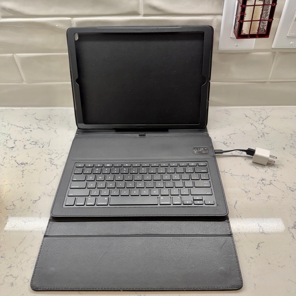 Apple 12.9” iPad Pro 128 GB (2nd Generation) Tablet in Gold comes with 2 cases. - Picture 8 of 16